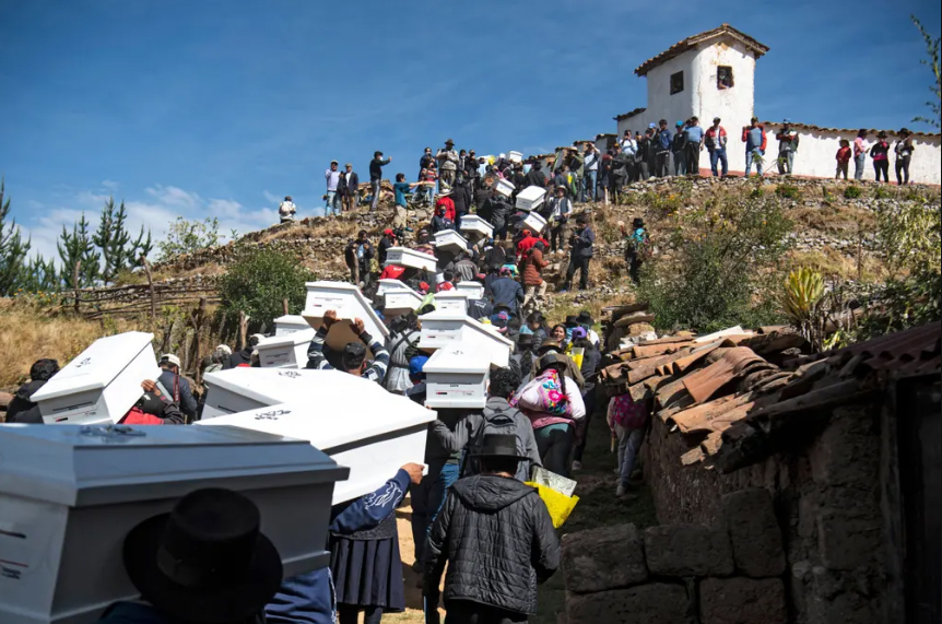 دیدنی های امروز؛ از شهر سقوط کرده "ماریوپل" اوکراین تا مسابقه خرسواری بستگان قربانیان، تابوت های اجساد قتل عام "آکومارکا" در شیلی