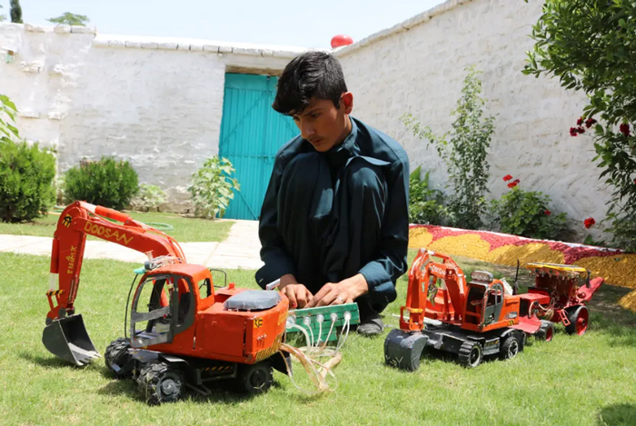 دیدنی های امروز؛ از شهر سقوط کرده "ماریوپل" اوکراین تا مسابقه خرسواری هنر دست "شکرالله" دانش آموز 16 ساله افغانستانی در شهر "خوست"