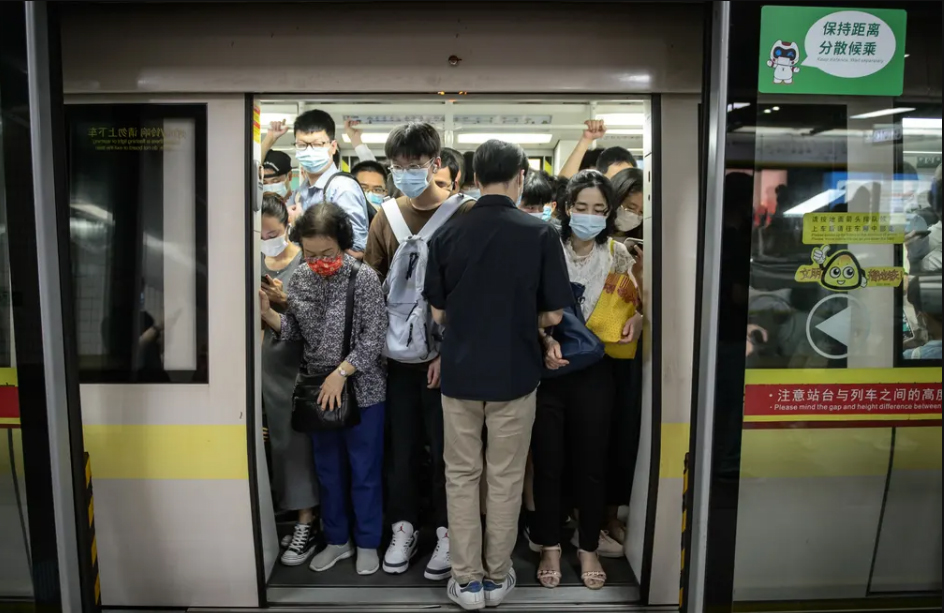 شلوغی مترو شهری" گوآنژو" چین پس از کاهش محدودیت های کرونایی