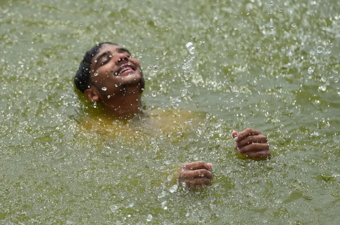 آب تنی در رود گنگ در الله آباد هند