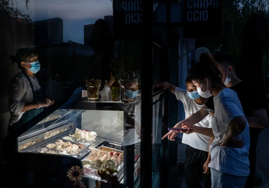 بازگشایی کسب و کارها در مراکز خرید در شهر پکن چین