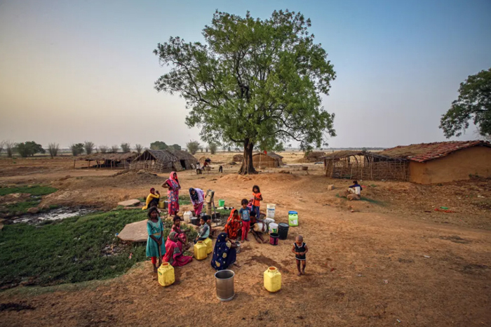 روستاییان هند در حال بیرون کشیدن آب از چاه