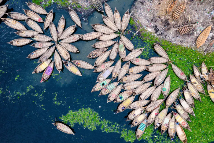 دهها قایق چوبی در رودخانه شهر داکا بنگلادش