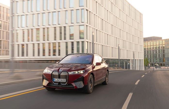 جزئیات بیشتری از بی ام و iX M60 EV منتشر شد/شاسی بلند الکتریکی مدرن