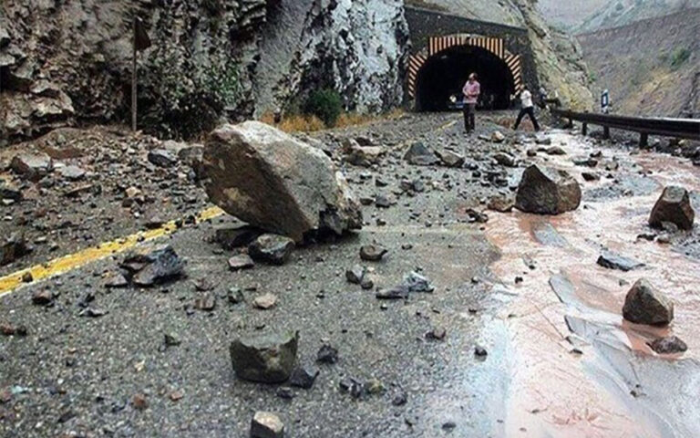 ریزش سنگ از کوه روی ۲ خودرو در آزادراه چالوس