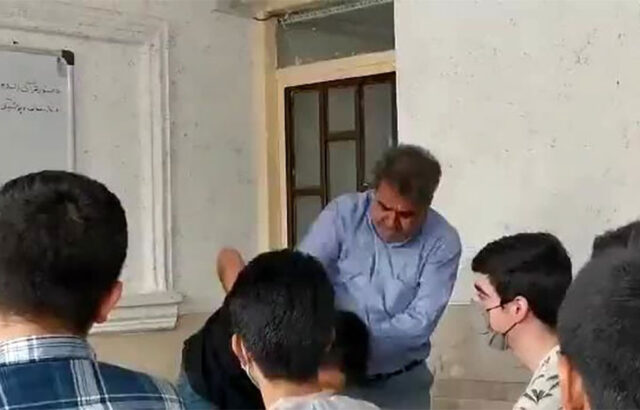 ضرب و شتم عجیب دانش آموز توسط معلم!