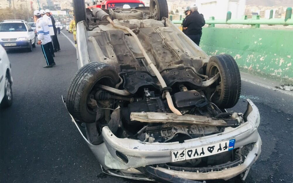 واژگونی ۲ خودرو به علت حریق در آزادراه تهران-کرج