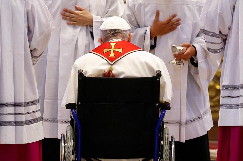 پاپ فرانسیس رهبر دینی کاتولیک های جهان در مراسم تشییع پیکر کاردینال
