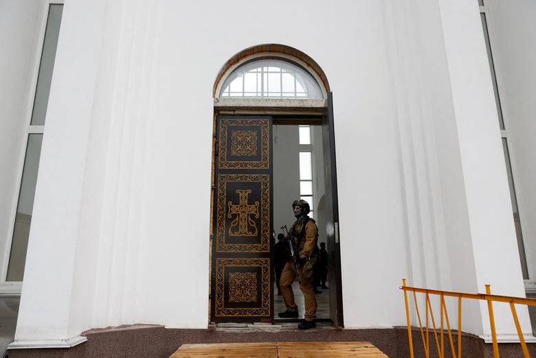 گارد امنیتی هنگام بازدید وزیر امور خارجه فرانسه از کلیسا