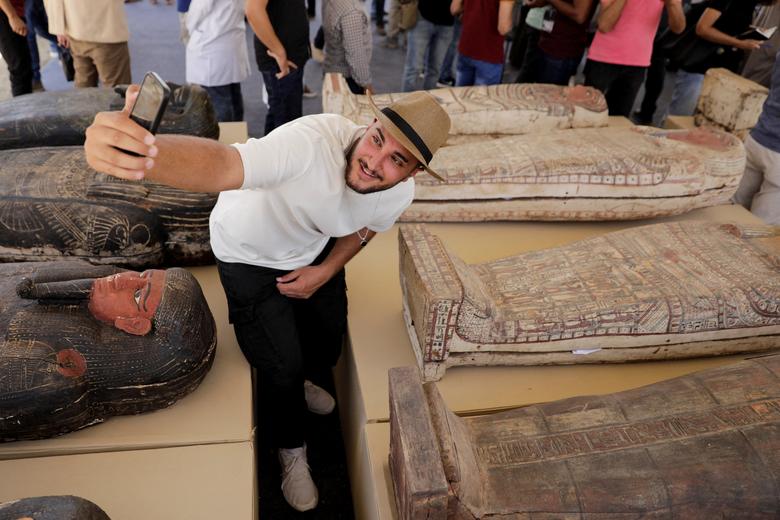 سلفی گرفتن با تابوت های 2500 ساله در مصر