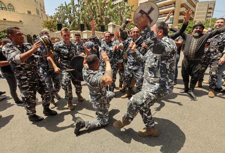 نیروهای پلیس لبنان در حال رقص در بیروت