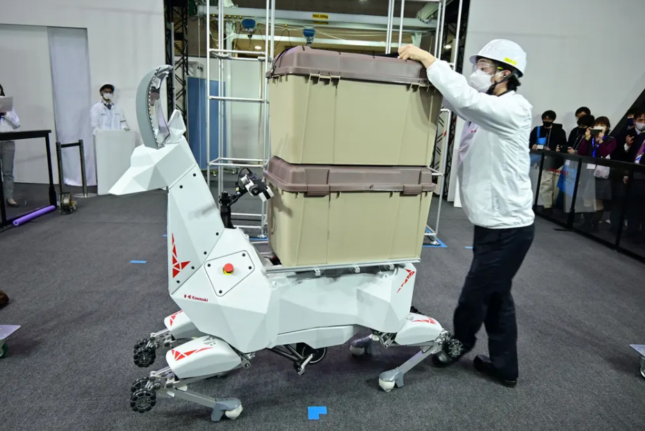 روبات بُزنما شرکت صنایع سنگین "کاوازاکی" ژاپن برای حمل و جابجایی بار