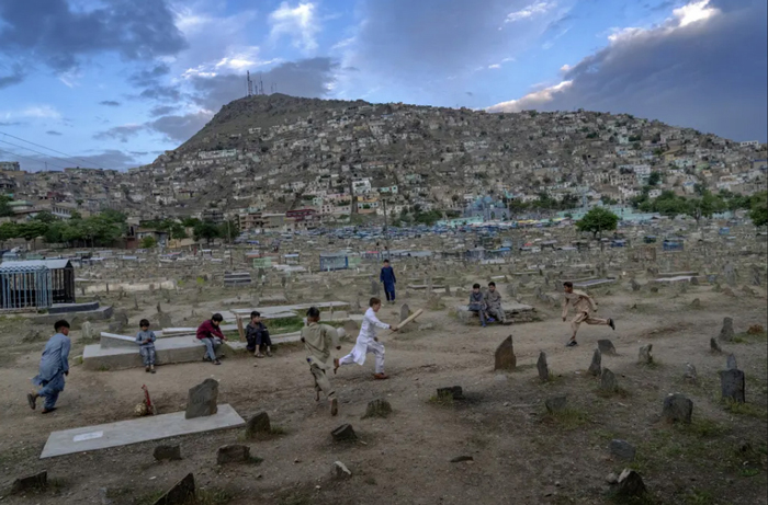کریکت بازی کودکان افغانستانی در گورستانی در شهر کابل