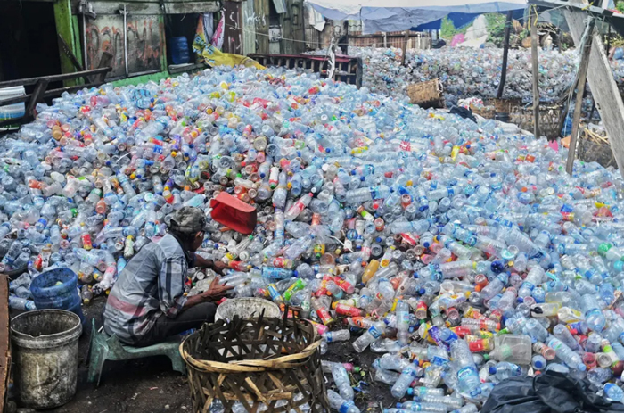 کارخانه بازیافت ظروف پلاستیکی در جزیره "آچه " اندونزی