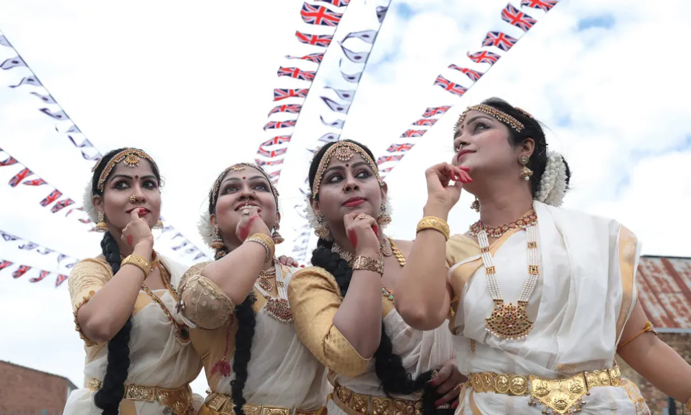 رقصنده های هندی در مراسم جشن هفتادسالگی سلطنت ملکه انگلیس در لندن