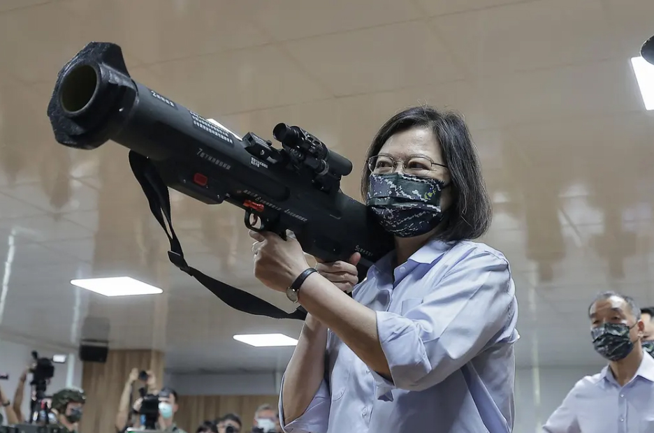 در دست گرفتن یک سلاح ضدتانک از سوی رییس جمهوری تایوان 