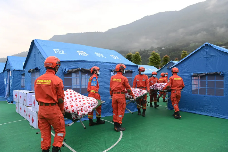 امدادرسانی به اردوگاه زلزله زدگان در چین