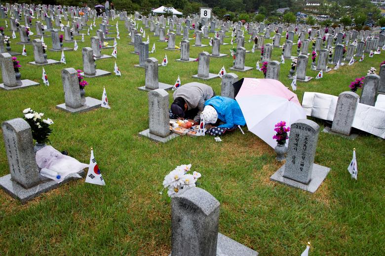 رییس جمهوری کره جنوبی و همسرش در مراسم روز یادبود کشته شده های جنگ در سئول