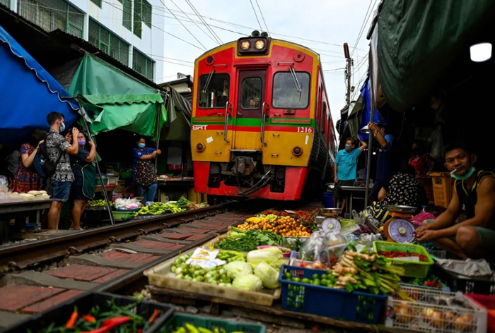 دیدنی های امروز؛ از کولی های انگلیس تا آوارگان خشکسالی در سومالی عبور ریل آهن از وسط بازاری در تایلند