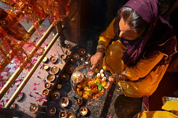 دیدنی های امروز؛ از کولی های انگلیس تا آوارگان خشکسالی در سومالی جشنواره آیینی هندوها در معبدی در سرینگر کشمیر