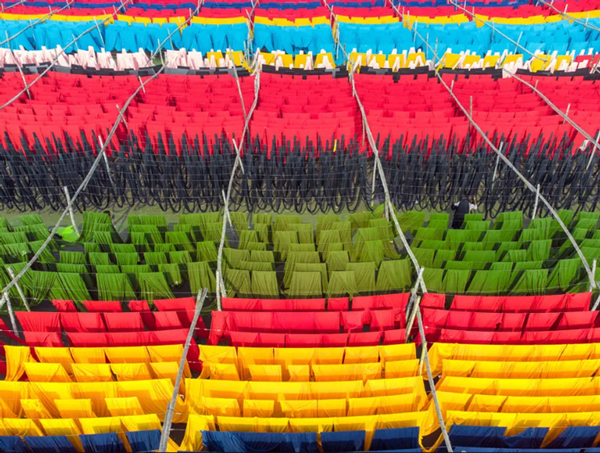 دیدنی های امروز؛ از کولی های انگلیس تا آوارگان خشکسالی در سومالی خشک کردن هزاران متر پارچه رنگ شده در کارخانه تولید البسه در بنگلادش