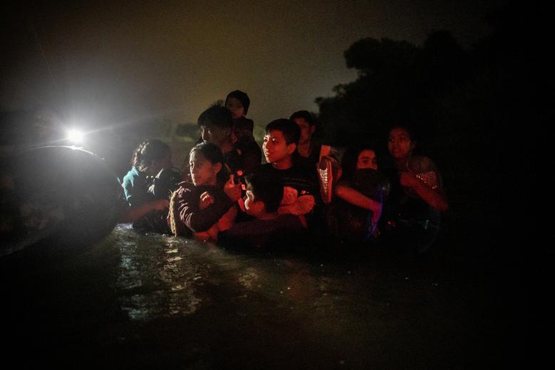 عبور سیل پناهجویان از رود مرزی"ریوگرانده" بین مکزیک و ایالات متحده آمریکا