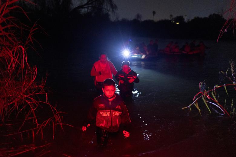 عبور سیل پناهجویان از رود مرزی"ریوگرانده" بین مکزیک و ایالات متحده آمریکا