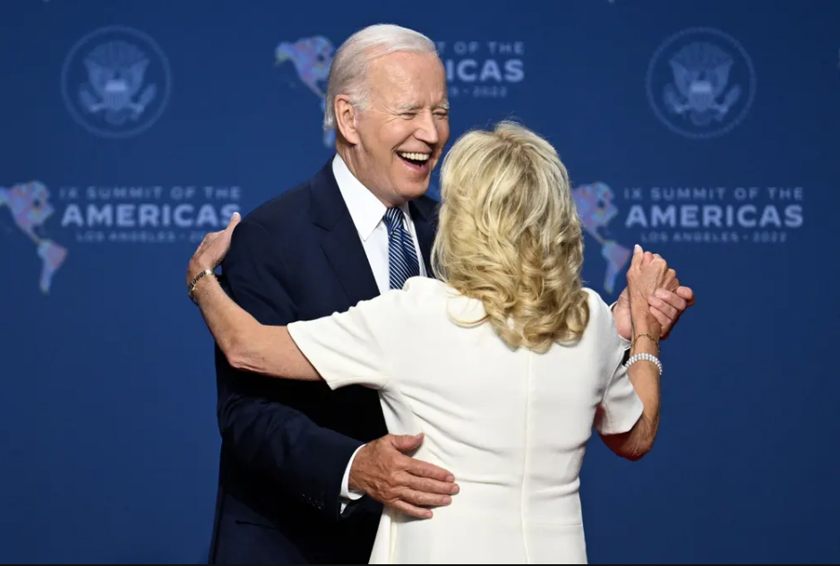 دیدنی های امروز؛ از برچیدن لوگوهای مک دونالد در روسیه تا اعتراضات مسلمانان هند رقص رییس جمهوری و بانوی اول آمریکا