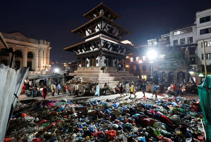 دیدنی های امروز؛ از برچیدن لوگوهای مک دونالد در روسیه تا اعتراضات مسلمانان هند ریختن زباله ها به نشانه اعتراض در میدانی در شهر کاتماندو نپال