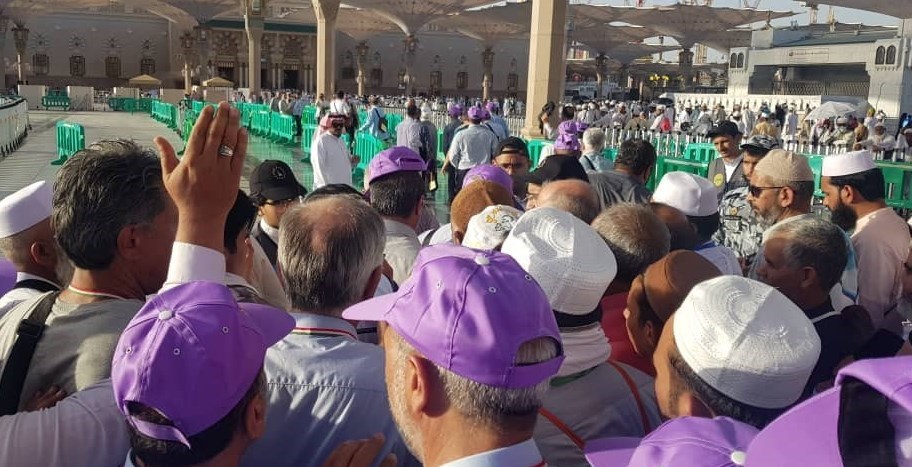 زائران در حرم نبوی و جنت‌البقیع