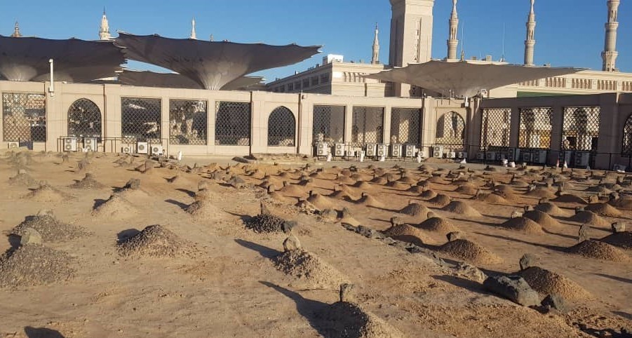 زائران در حرم نبوی و جنت‌البقیع