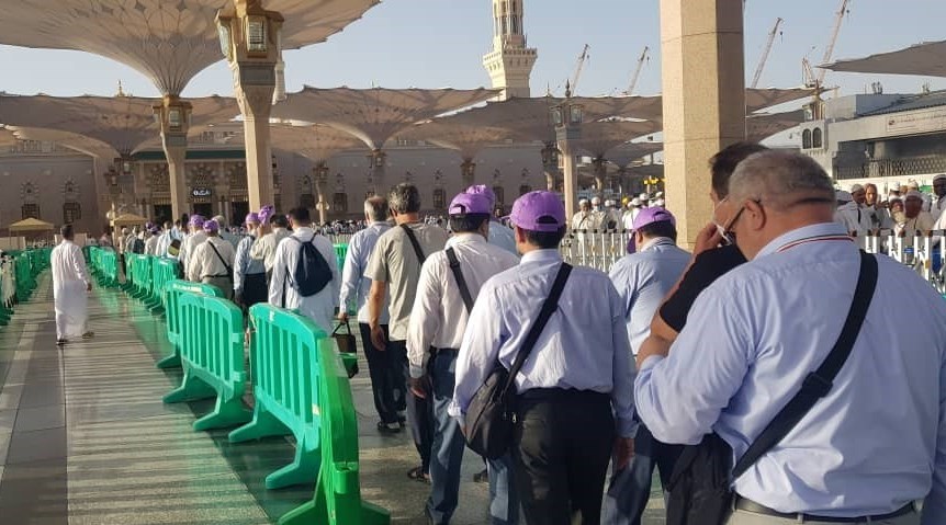 زائران در حرم نبوی و جنت‌البقیع