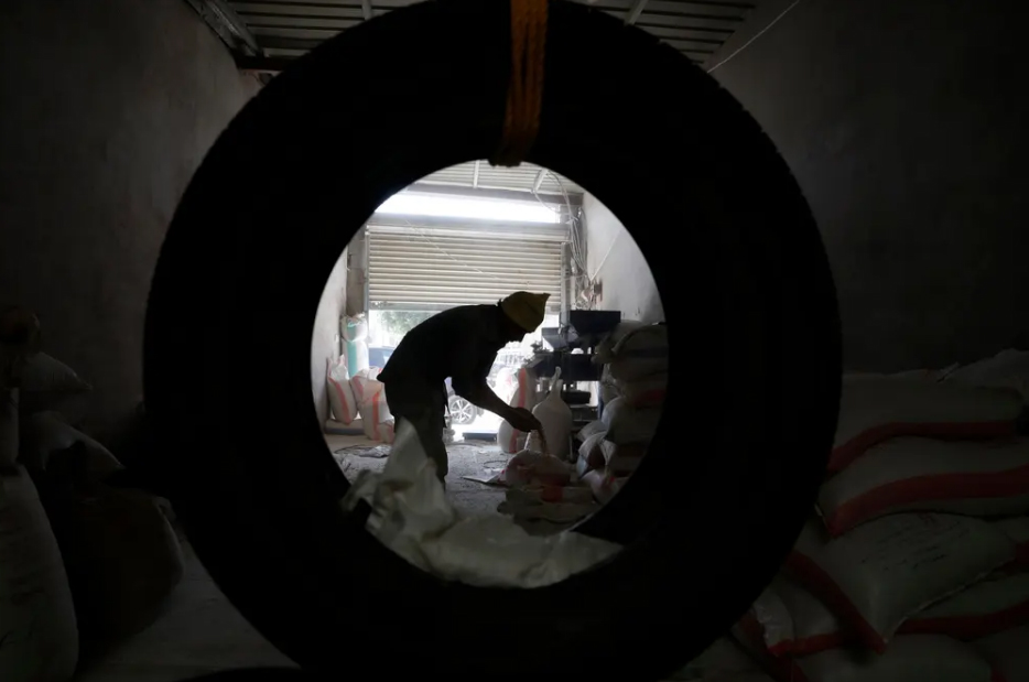 دیدنی های امروز؛ از جشنواره های تابستانی تا رستوران جایگزین مک دونالد در روسیه آسیاب کردن گندم در شهر صنعا یمن