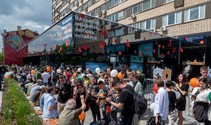 دیدنی های امروز؛ از جشنواره های تابستانی تا رستوران جایگزین مک دونالد در روسیه صف ورود به رستوران تازه افتتاح شده به جای شعبه سابق رستوران آمریکایی"مک دونالد"