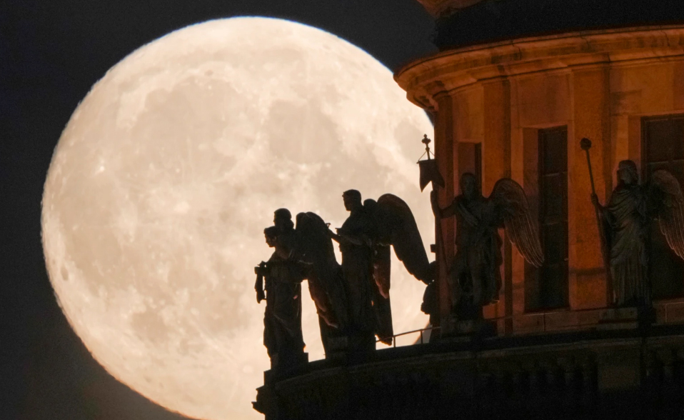 پدیده اَبَرماه در شهر "سنت پترز بورگ" روسیه