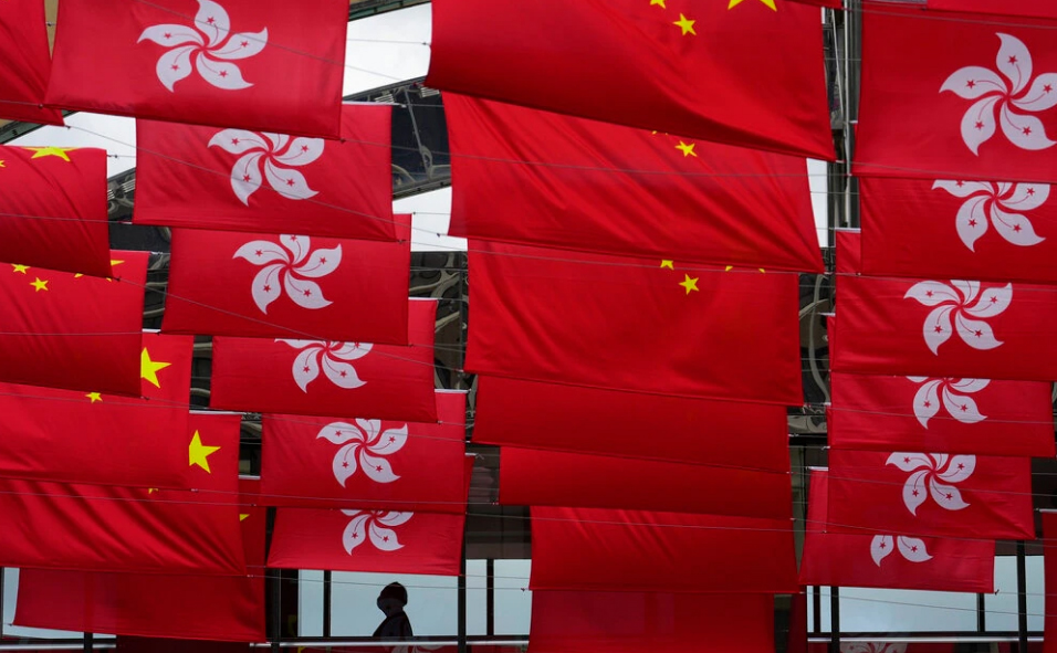 الصاق پرچم ها در هنگ کنگ به مناسبت بیست و پنجمین سالگرد بازگشت این منطقه تحت حاکمیت چین