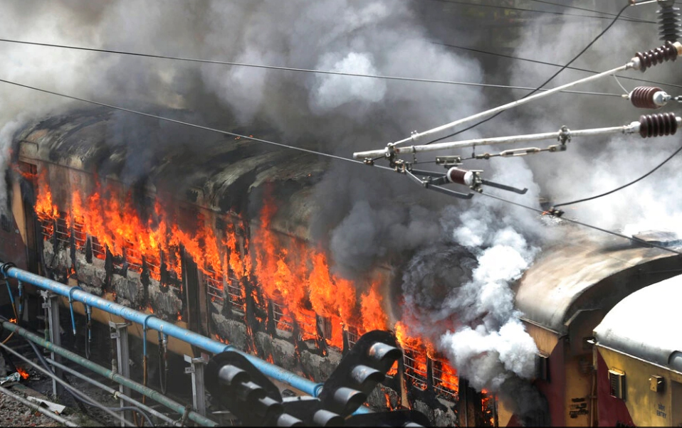 به آتش کشیدن واگن قطار از سوی معترضان در شهر حیدرآباد هند