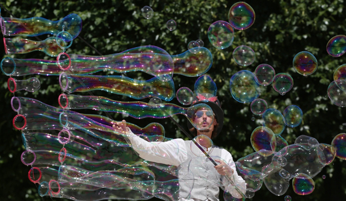 نمایش خیابانی با حباب های صابونی در شهر پاریس