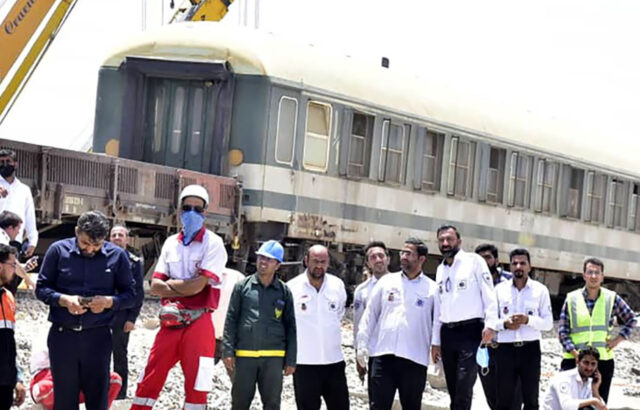 تصاویر خروج قطار مسافربری مشهد- یزد از ریل
