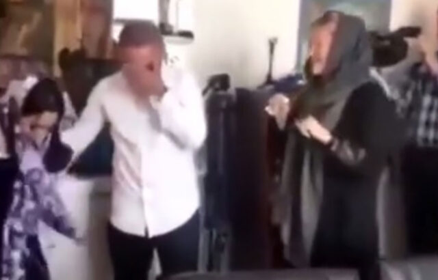 لحظه دیدار دختر جوان با پدر و مادرش بعد از ۲۳ سال/ فیلم