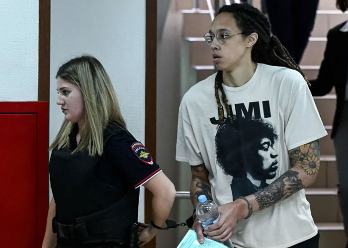 "بریتنی گرینر" بسکتبالیست آمریکایی در حال عزیمت به جلسه دادگاه در مسکو