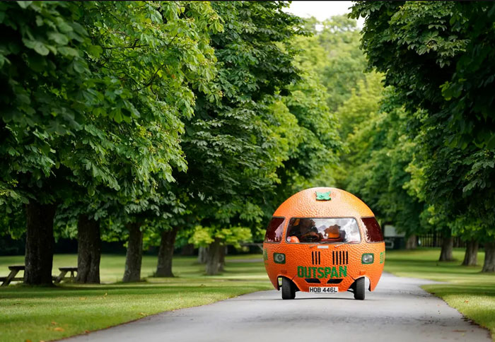 مینی خودرو پرتقالی در موزه ملی خودرو در همپشایر انگلیس