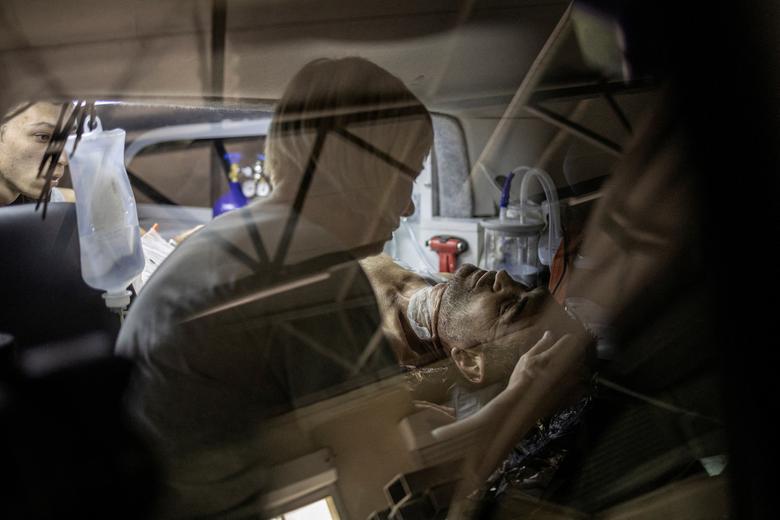 انتقال مجروحان حمله موشکی روسیه به شهر "اسلویانسک" اوکراین به بیمارستان