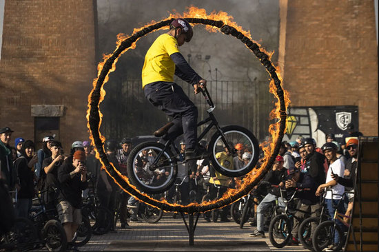 نمایش دوچرخه سواری در شهر سانتیاگو شیلی