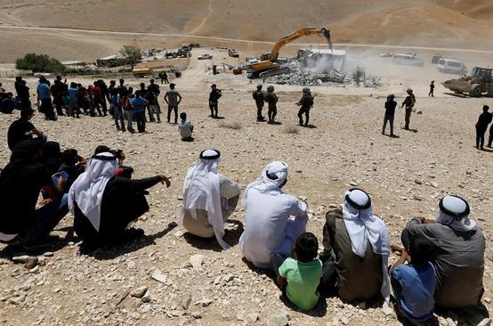 فلسطینی ها در حال تماشای عملیات تخریب خانه یک فلسطینی 