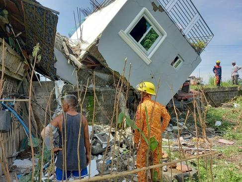 خانه‌هایی در فیلیپین بر اثر زلزله ۷ ریشتری فرو ریخت