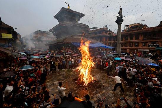 آیین سنتی سوزاندن ارواح شیطانی در شهر "بهتاپور" نپال