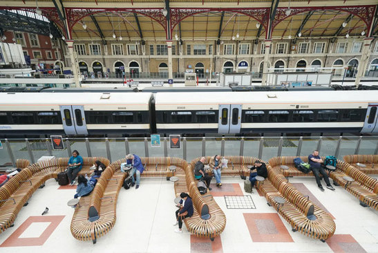 منتظر مسافران در ایستگاه مترو "ویکتوریا" در لندن