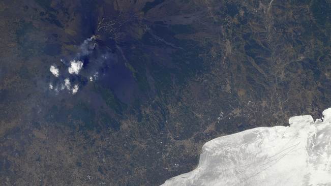 فضانوردان فوران آتشفشان اتنا را از فضا تماشا می‌کنند