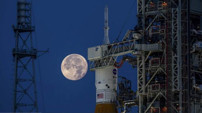 ابر ماه، بر فراز موشک ماه ناسا